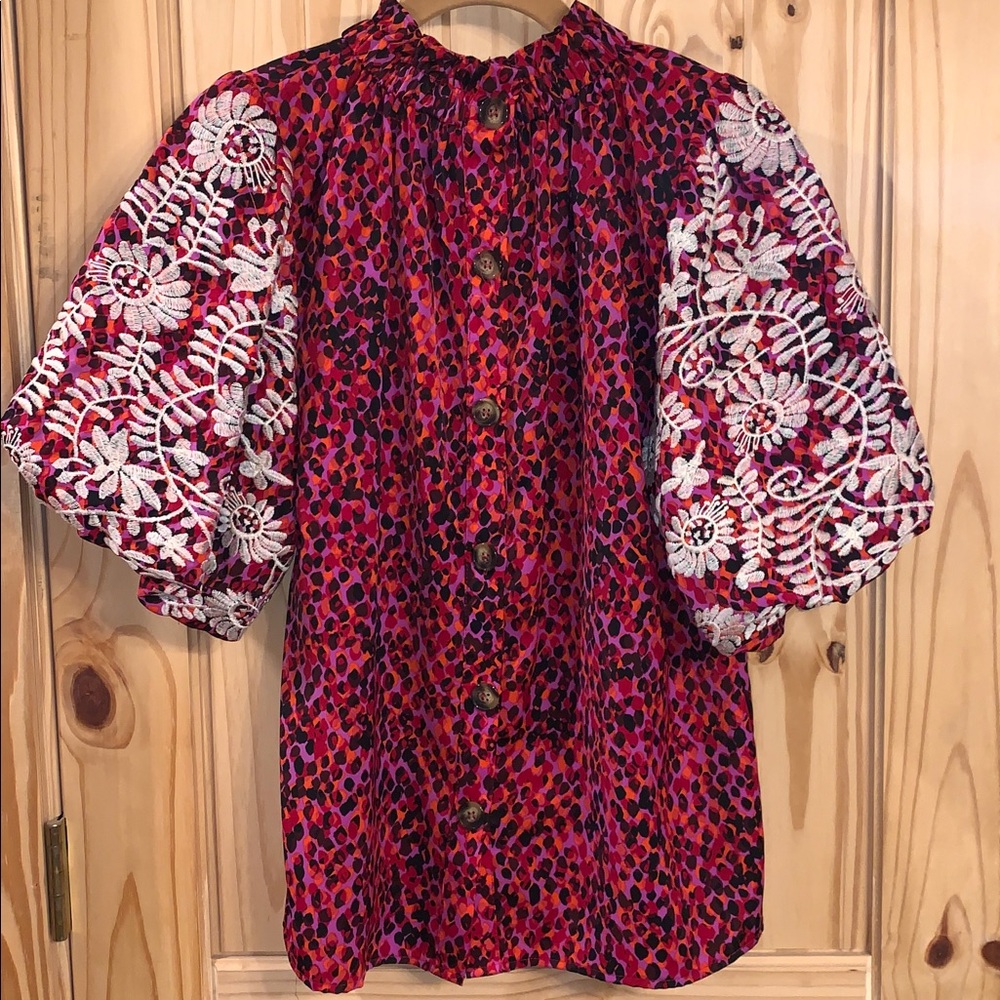 Pink and Red Patterned Blouse with White Embroidery - Picture 4 of 4